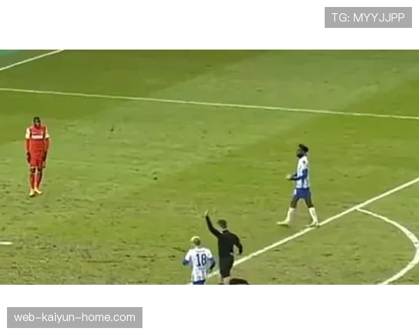 门将出击犯规，为何有时只给任意球却不罚下？